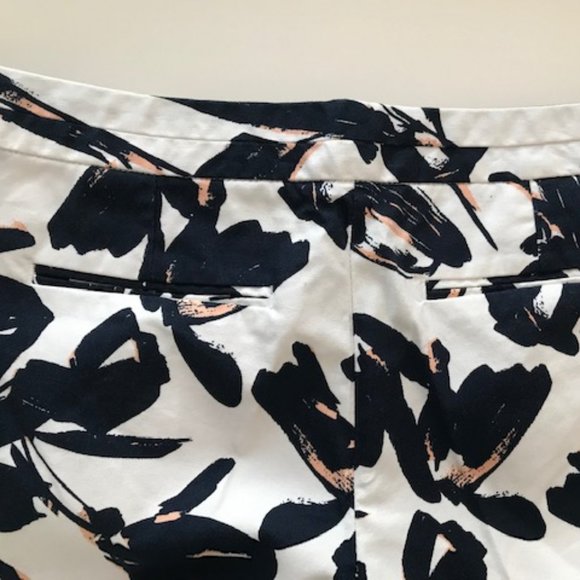 BANANA REPUBLIC Bermuda Shorts - NWOT - Picture 4 of 14